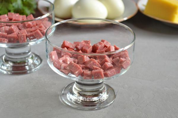 Салат с колбасой яйцами шампиньонами рецепт с фото пошагово - 1000.menu