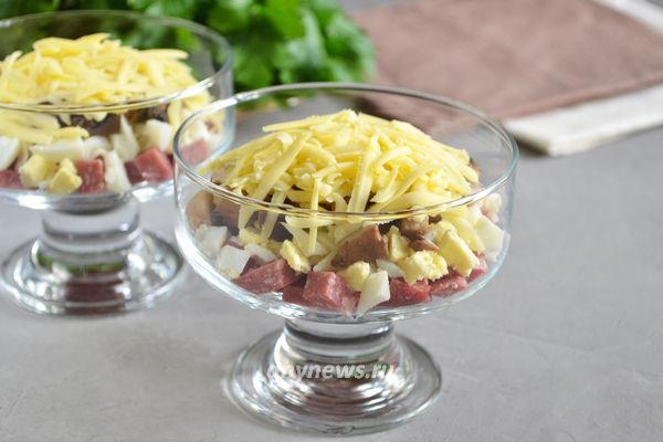 Салат с колбасой яйцами шампиньонами рецепт с фото пошагово - 1000.menu
