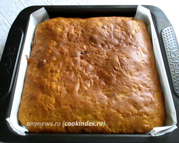 выпекайте пирог с тыквой и изюмом в духовке 40—45 минут