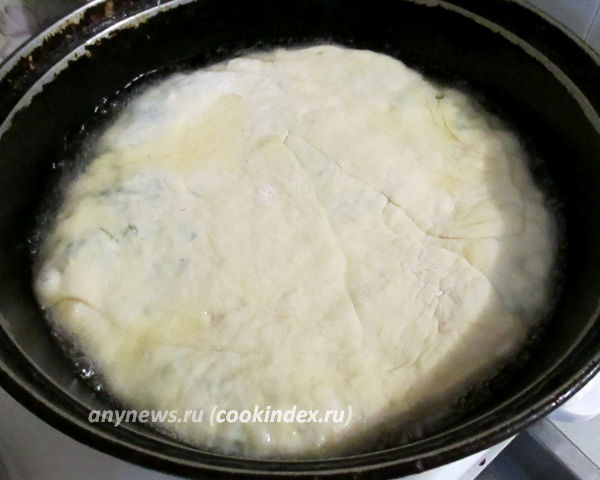 лепешки с картошкой и творогом пожарьте на сковороде с обеих сторон