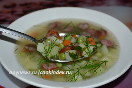 Гороховый суп с охотничьими колбасками и сыром