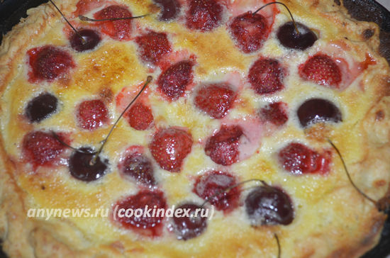 Печь песочный пирог с ягодами и сметанной заливкой в духовке 25 минут