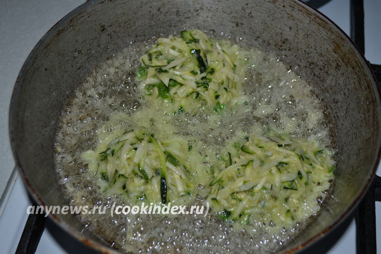 Оладьи из кабачков и картофеля жарить на сковороде с 2-х сторон