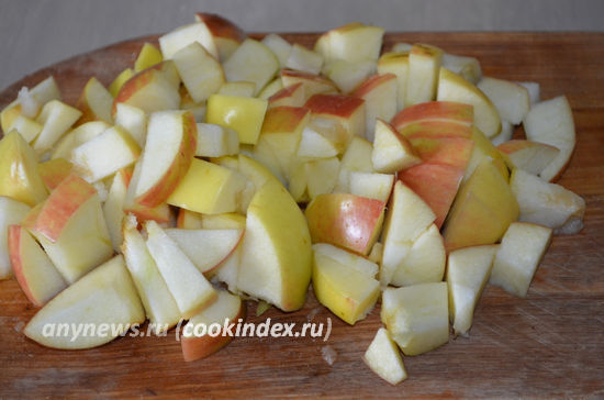 Бисквитная шарлотка с яблоками - нарезать яблоки
