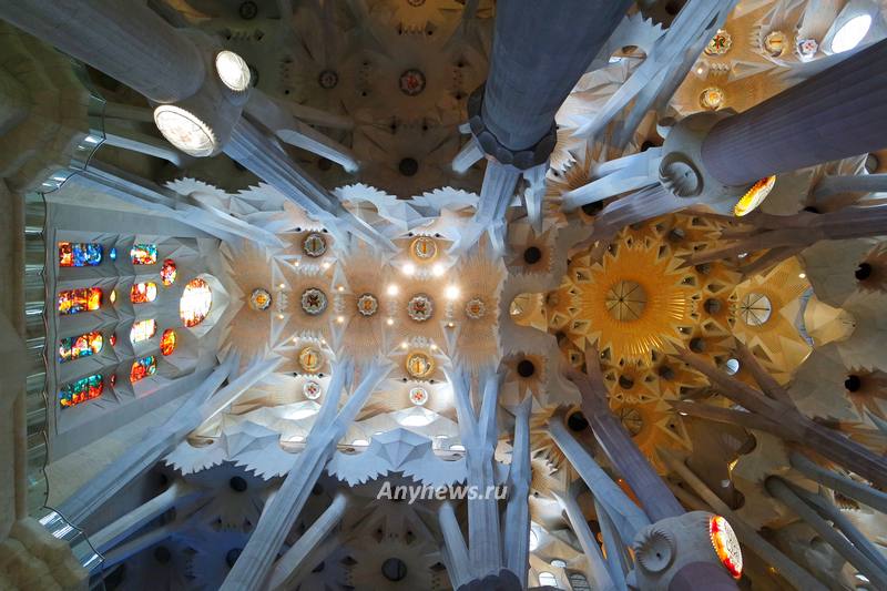 потолок Храма Святого семейства в Барселоне