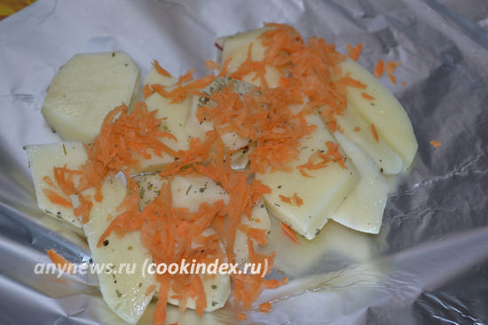 Мясо с картошкой в фольге в духовке - на фольгу выложить картофель и морковь