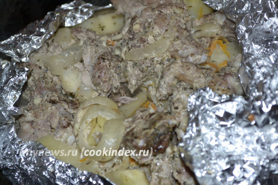 Мясо по-французски из свинины с картошкой, сыром и помидорами в духовке