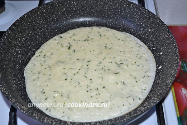 Обжаривать сырные блины с зеленью на молоке с двух сторон
