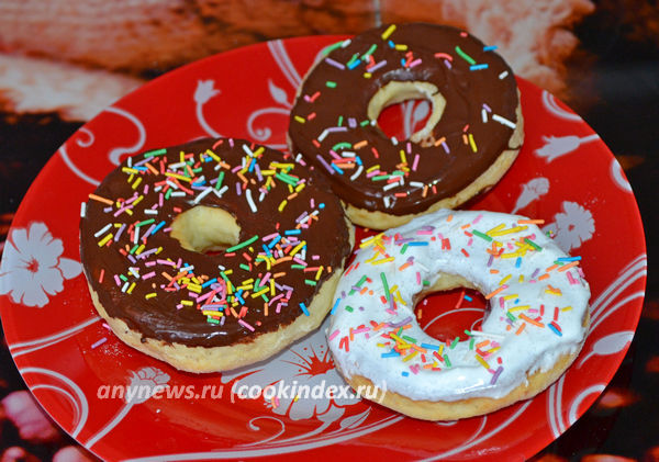 Ванильные пончики в сахарной и шоколадной глазури