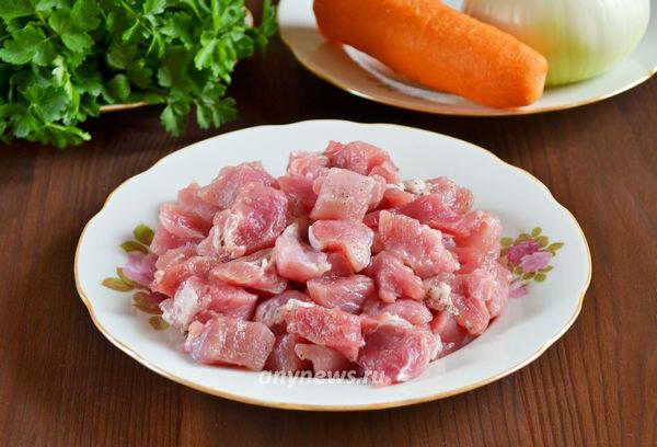 Тушеная картошка с мясом - нарезаем мясо