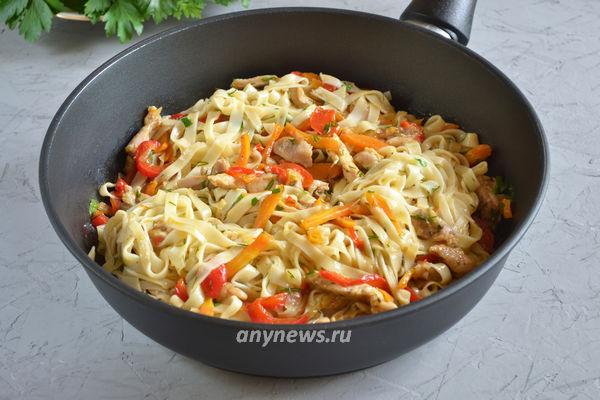 Домашняя лапша с курицей и овощами на сковороде - пошаговый рецепт