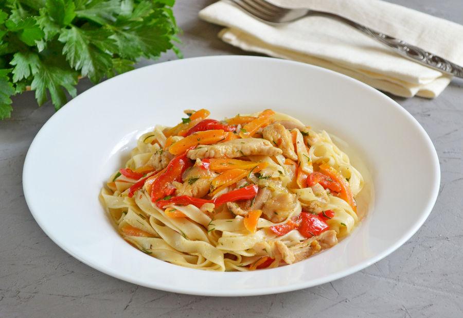 Макароны с овощами и соевым соусом на сковороде рецепт с фото