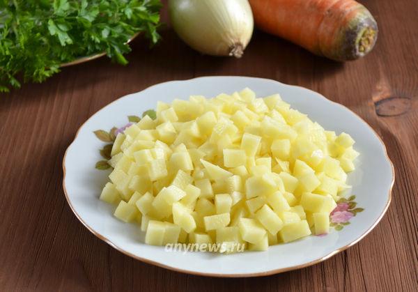 Сырный суп с курицей - нарезаем картошку
