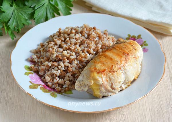 Куриные рулетики с сыром и варено-копченой колбасой на сковороде