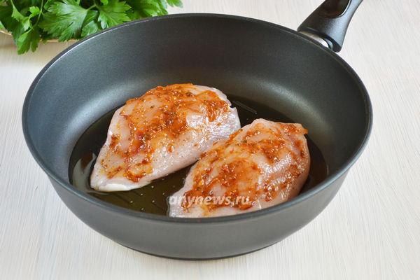куриное филе с сыром и помидорами на сковороде жарим 5-8 минут