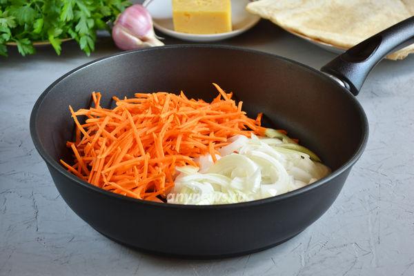 Рулет из лаваша с морковью и сыром - поджариваем морковку с луком