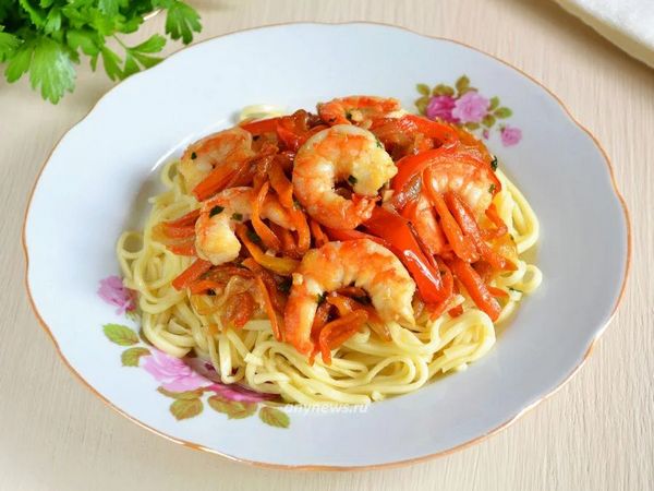 Макароны с овощами и соевым соусом на сковороде рецепт с фото