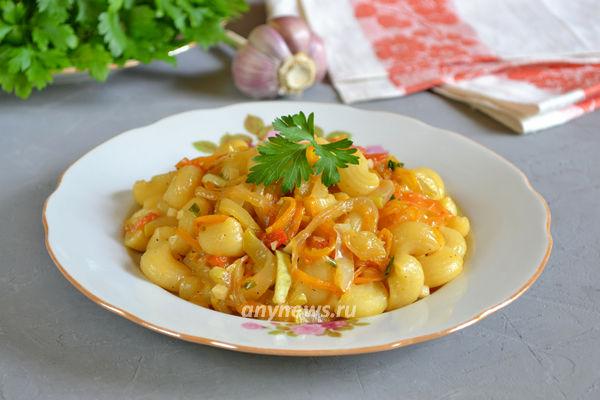 макароны с овощами и соевым соусом на сковороде по-китайски