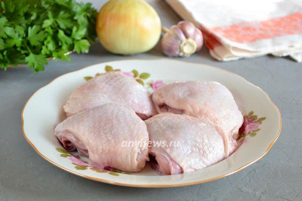 Рецепт: Куриные бедра с картошкой - Ужин на скорую руку в духовке!