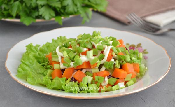 Салат с фасолью и солеными огурцами