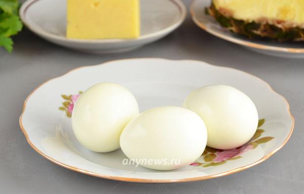 салат из курицы с ананасами, сыром и грибами - отвариваем куриные яйца