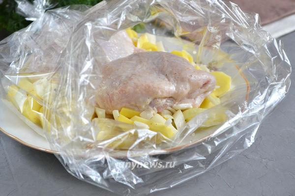Бедро куриное в духовке с картошкой в рукаве рецепт приготовления
