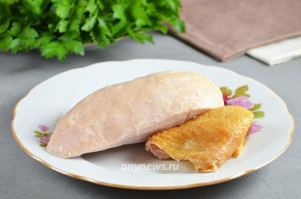 Салат с копченой курицей и плавленным сыром - готовим курицу