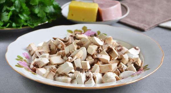 салат с ветчиной, сыром, грибами и сухариками - обжариваем шампиньоны