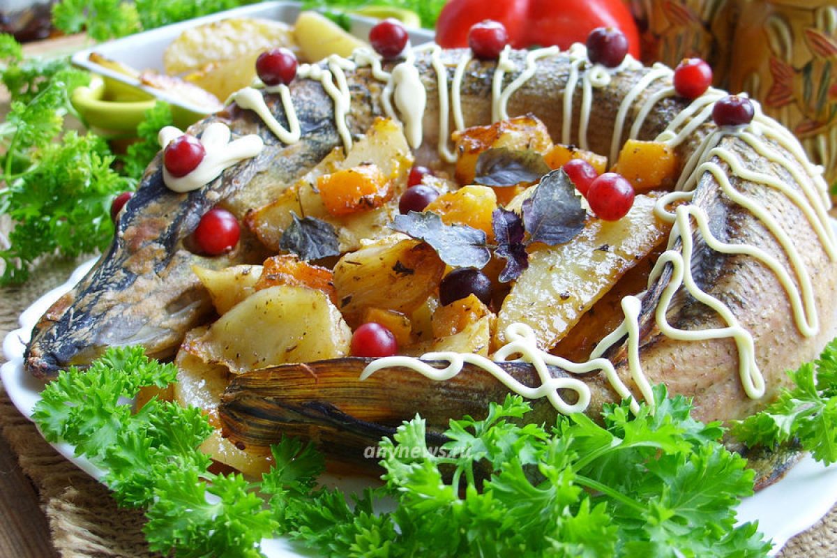 Щука запеченная с овощами в духовке. Щука в духовке.