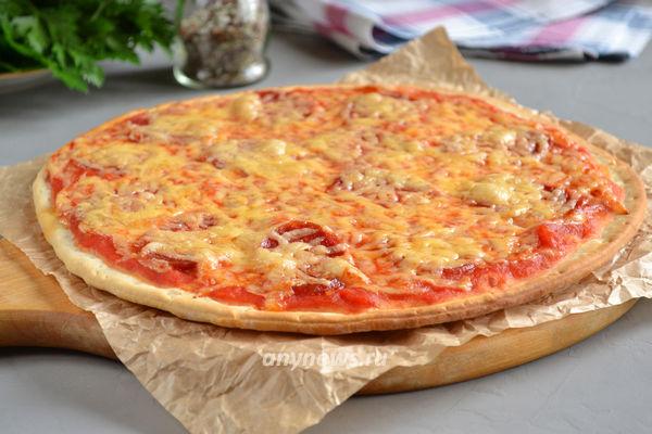 пицца из готового теста в духовке с сыром и колбасой