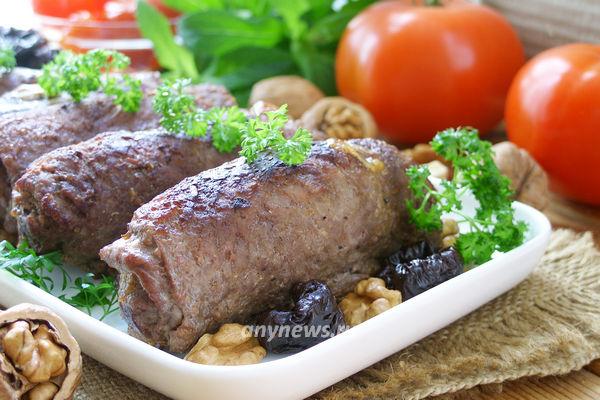 мясные рулеты с черносливом и грецкими орехами из говядины -рецепт