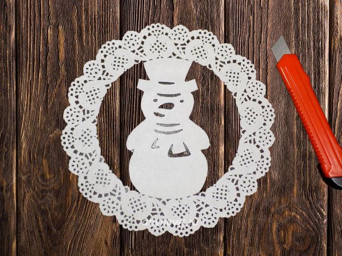 Украшение окон из бумаги на Новый год - вытынанки снеговик