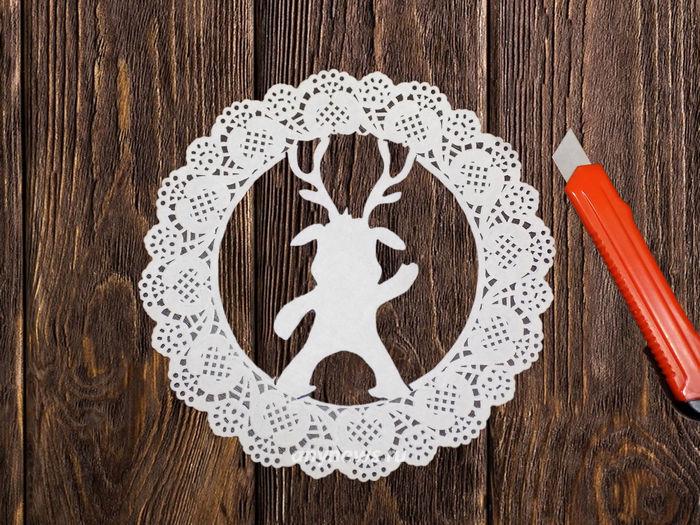 Украшение окон из бумаги на Новый год - вытынанки олень