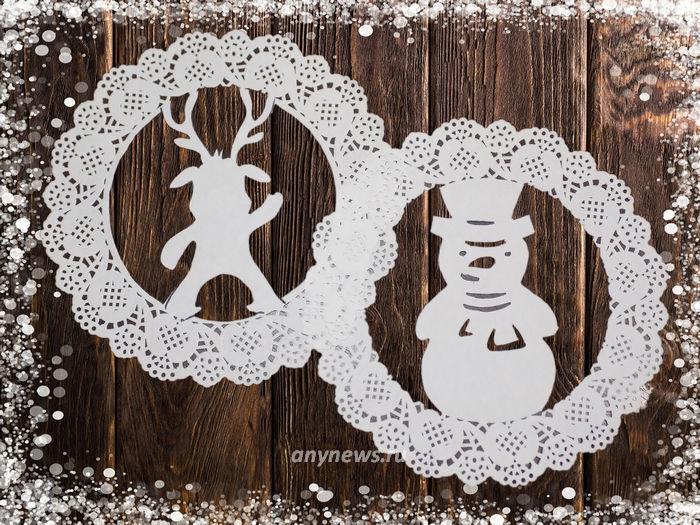 Украшение окон из бумаги на Новый год - вытынанки олень и снеговик