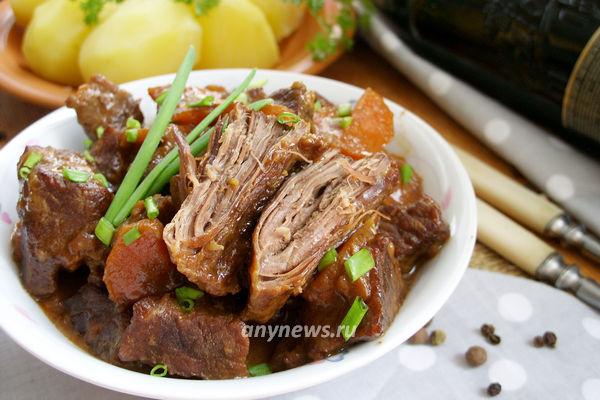 Говядина тушеная в пиве с овощами на сковороде - рецепт