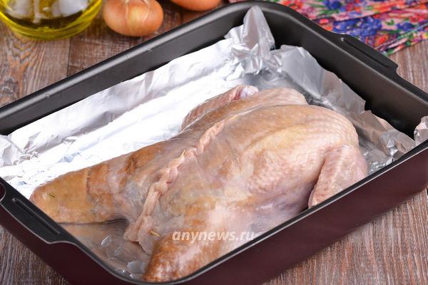 Курица фаршированная блинами запекается в духовке 45 минут