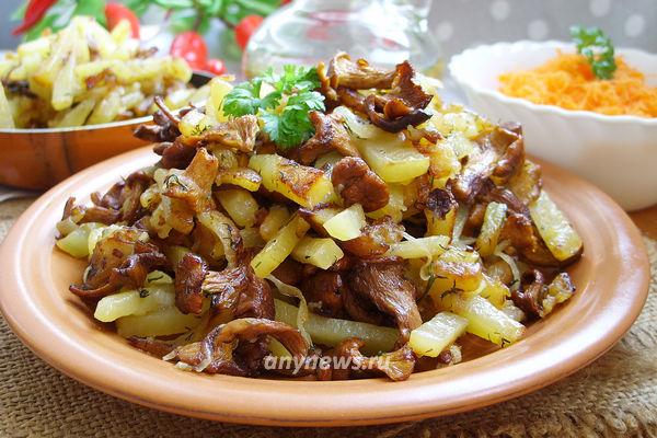 Картошка с лисичками и мясом на сковороде — рецепт с фото пошагово