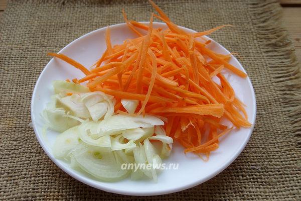 Морковь измельчить на корейской терке