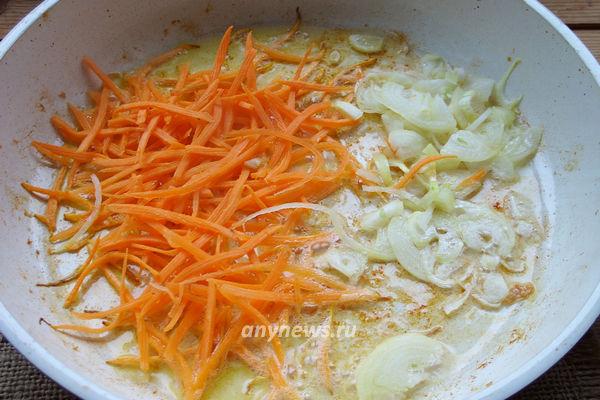 в сковороду поместить морковь, лук и подержать минуту