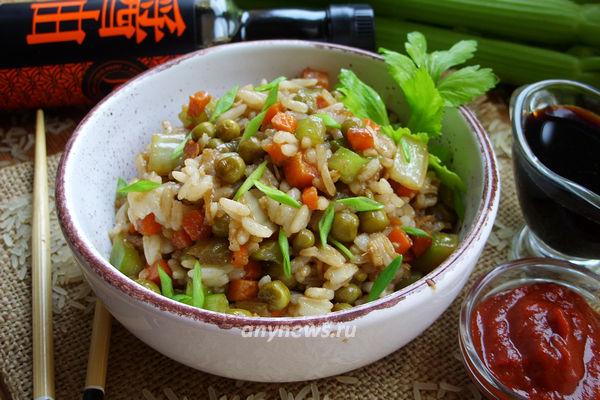Рис с овощами по-китайски на сковороде в домашних условиях