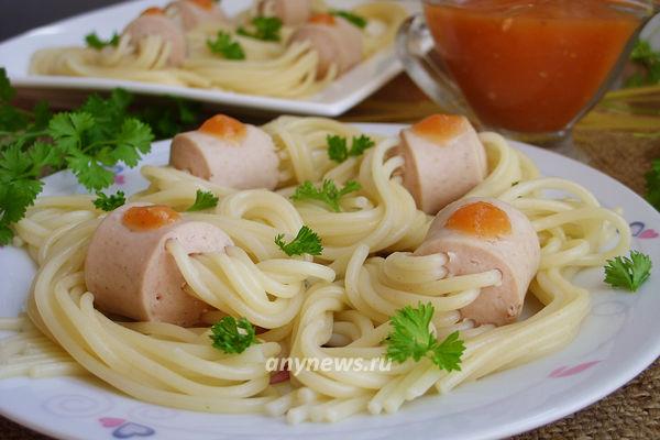 Осьминожки из сосисок и спагетти для детей