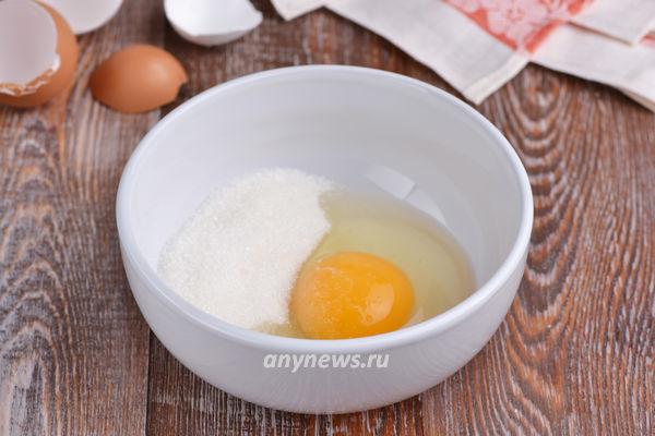 Воздушные сырники из творога в духовке - смешиваем яйцо и сахар