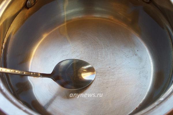 яйцо пашот - налить воду в кастрюлю