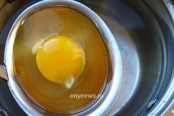 яйцо-пашот в воде с уксусом - разбиваем яйцо