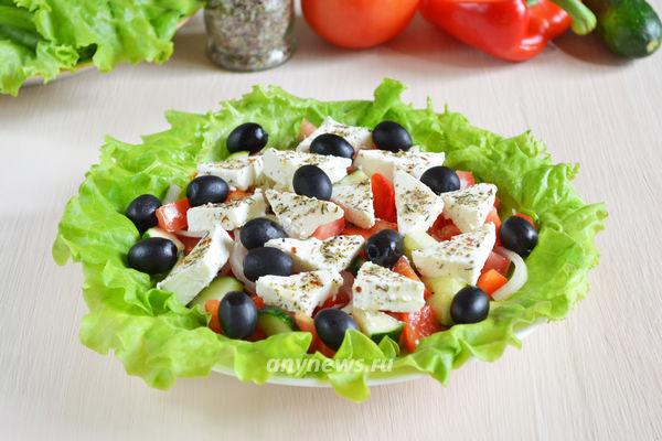 Греческий салат с сыром Фета в листьях салата