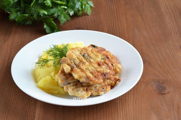 Растрепки из куриной грудки с грибами шампиньонами - пошаговый рецепт