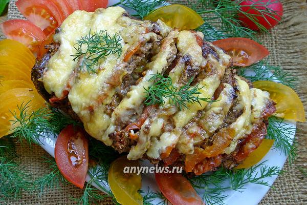 мясо гармошка в духовке с помидорами и сыром