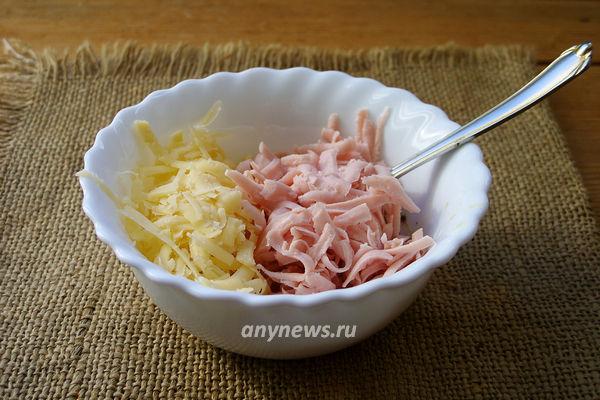 Горячие бутерброды с зеленым луком, сыром и яйцом