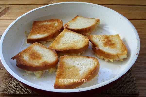 Бутерброды с колбасой сыром и яйцом обжаривать на сковороде 1 минуту