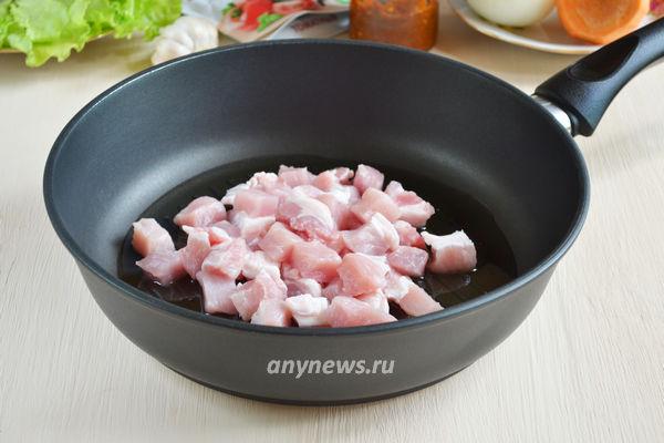 Гуляш из свинины с подливкой - обжариваем мясо